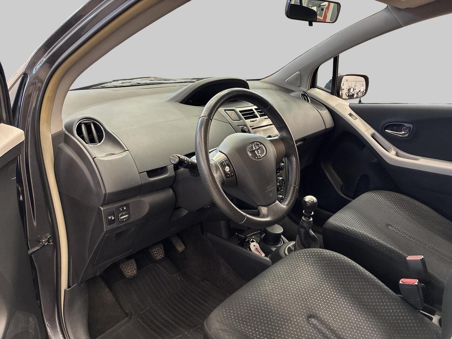 TOYOTA Yaris 2010