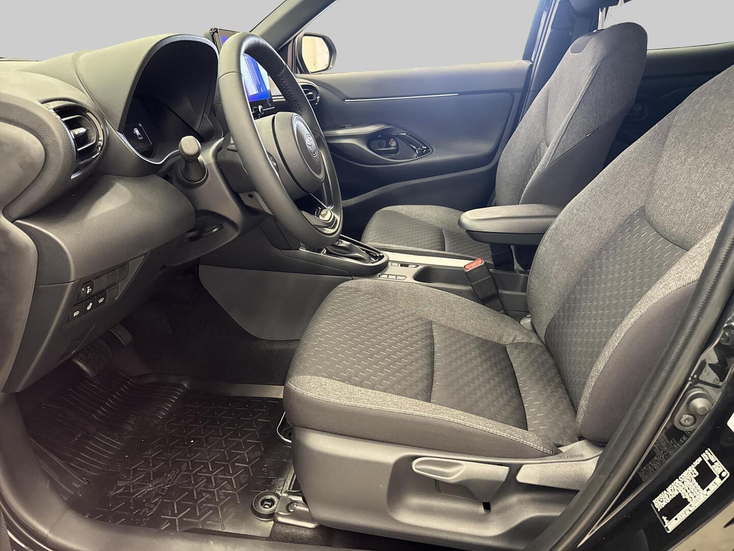 TOYOTA YARIS CROSS 2025