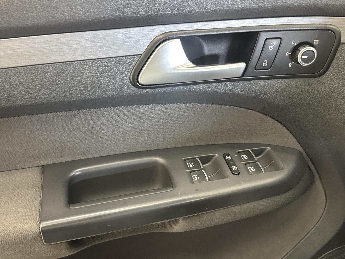 VOLKSWAGEN Touran 2013