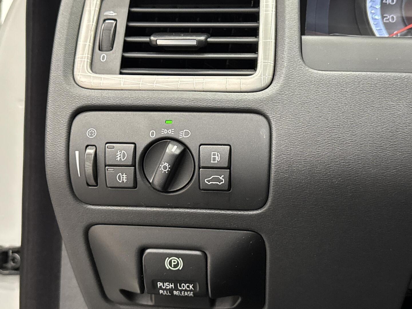 VOLVO XC70 2012