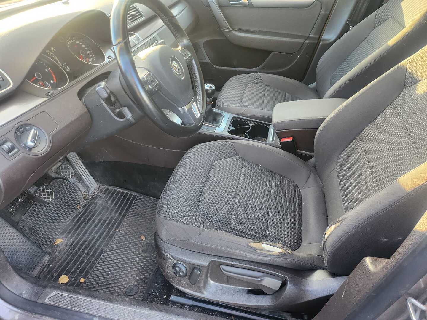 VOLKSWAGEN Passat 2011
