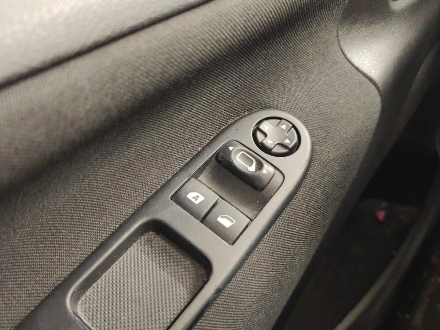 PEUGEOT 207 2011