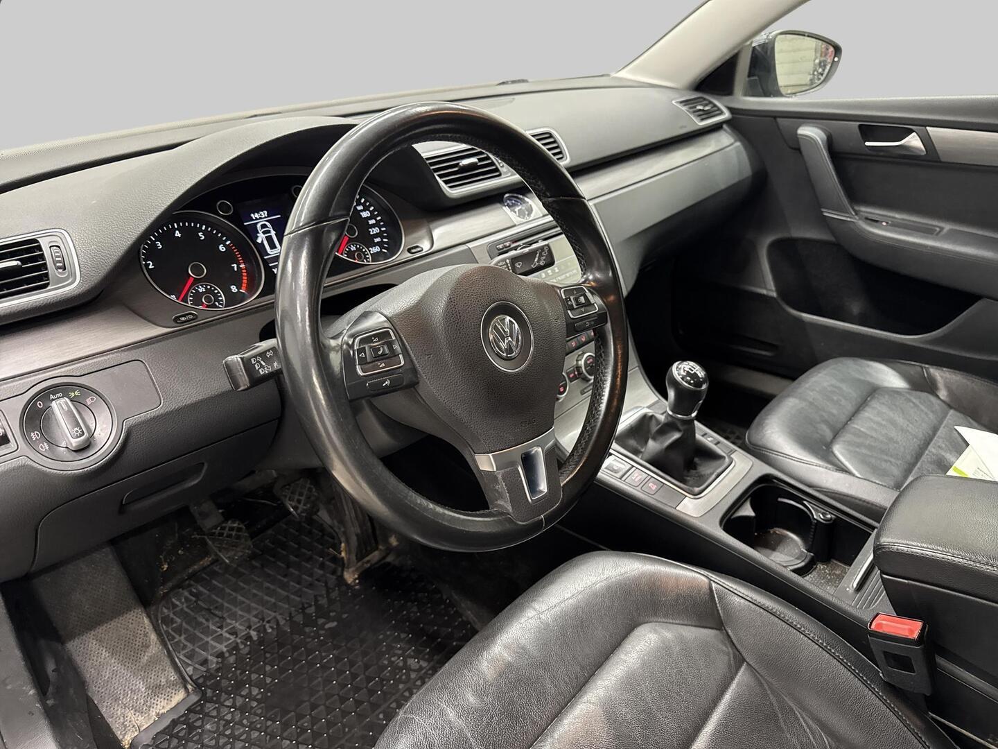 VOLKSWAGEN Passat 2012