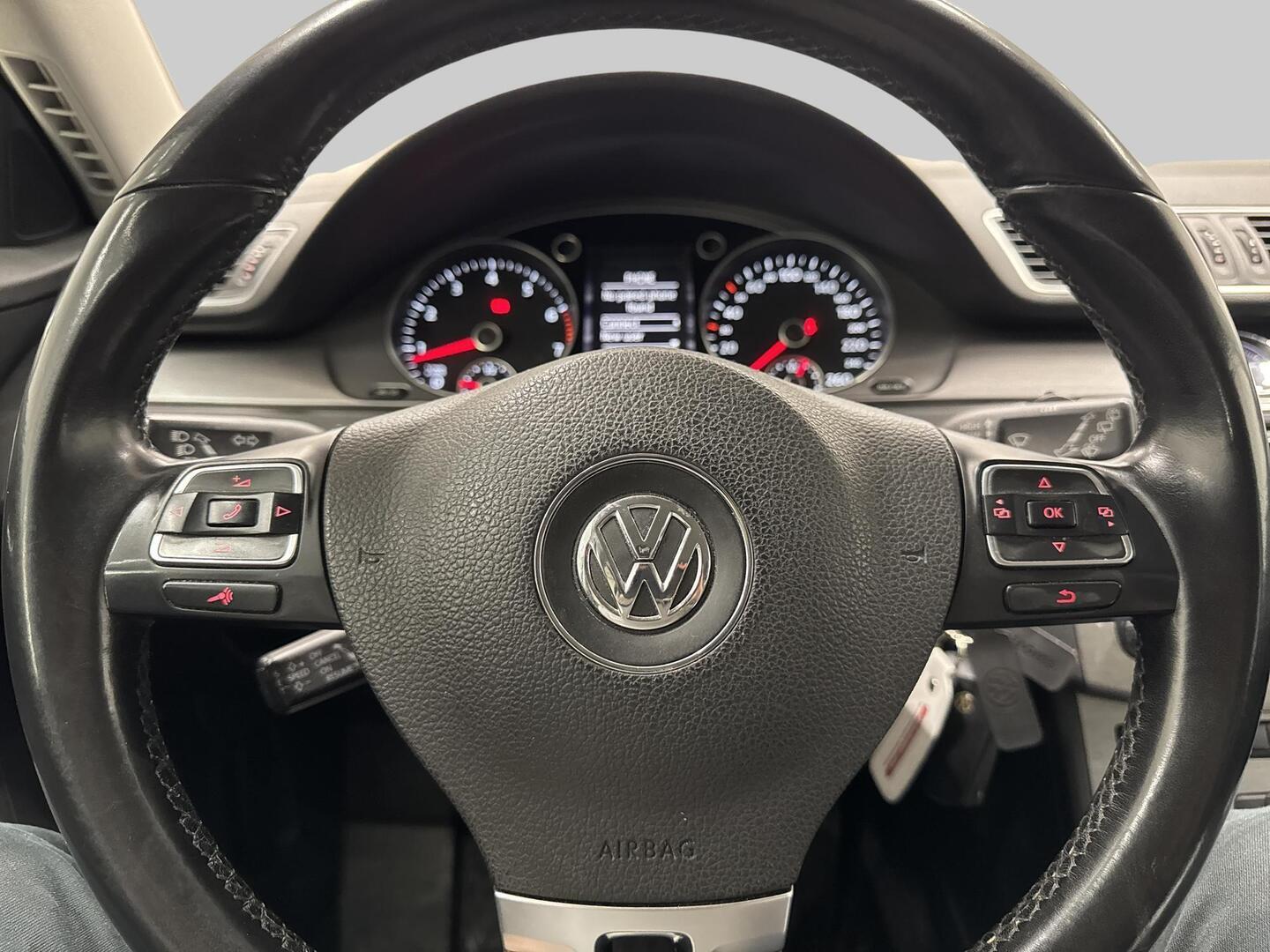 VOLKSWAGEN Passat 2012
