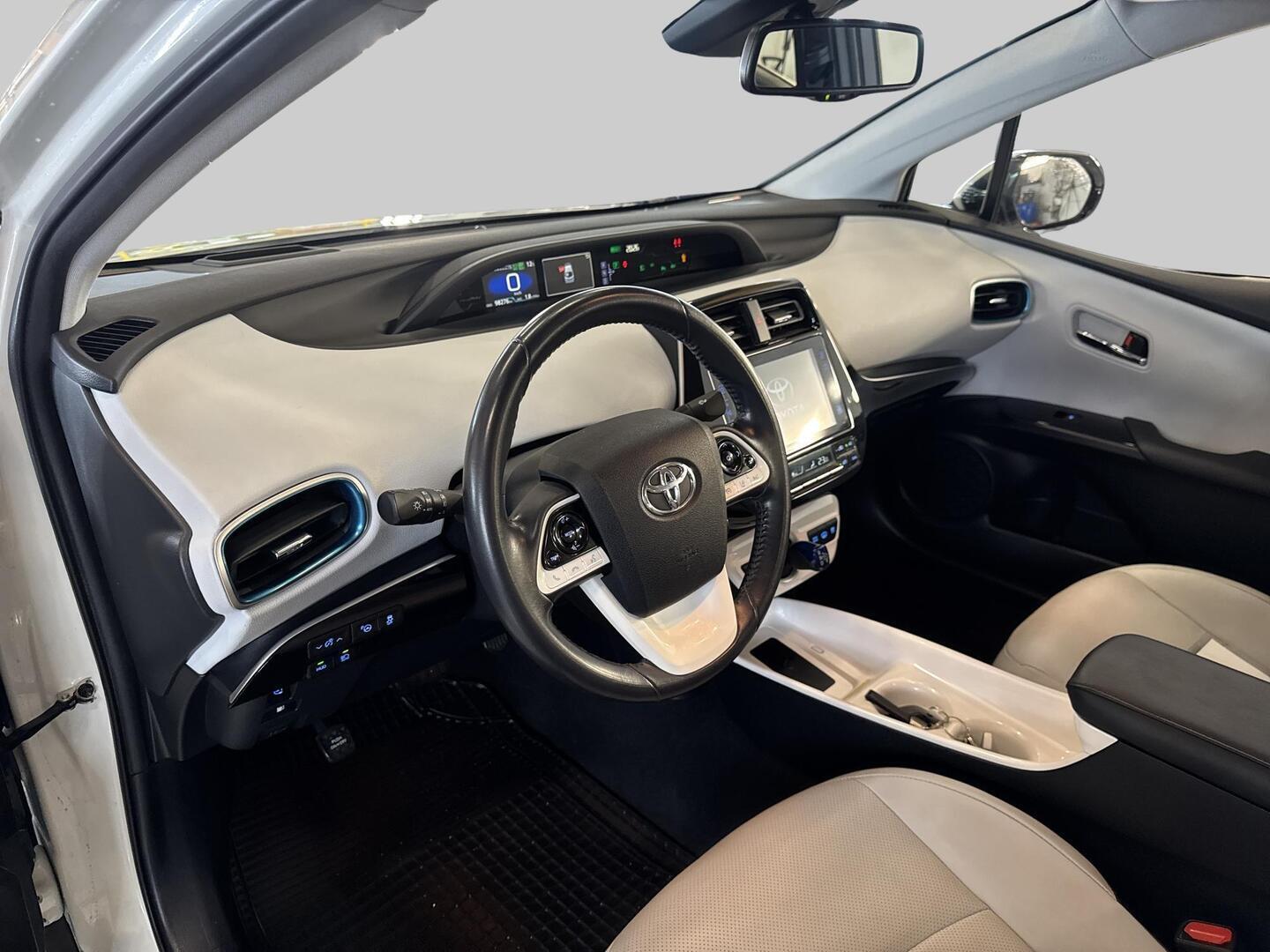 TOYOTA Prius Plug-in 2017