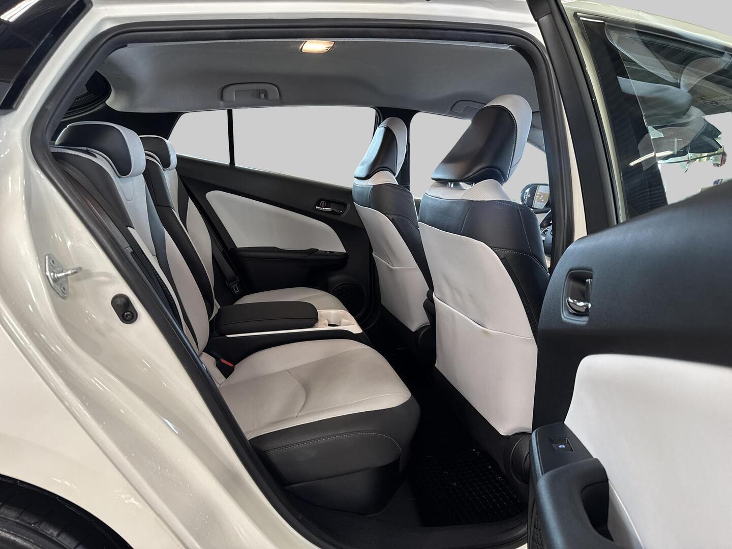TOYOTA Prius Plug-in 2017