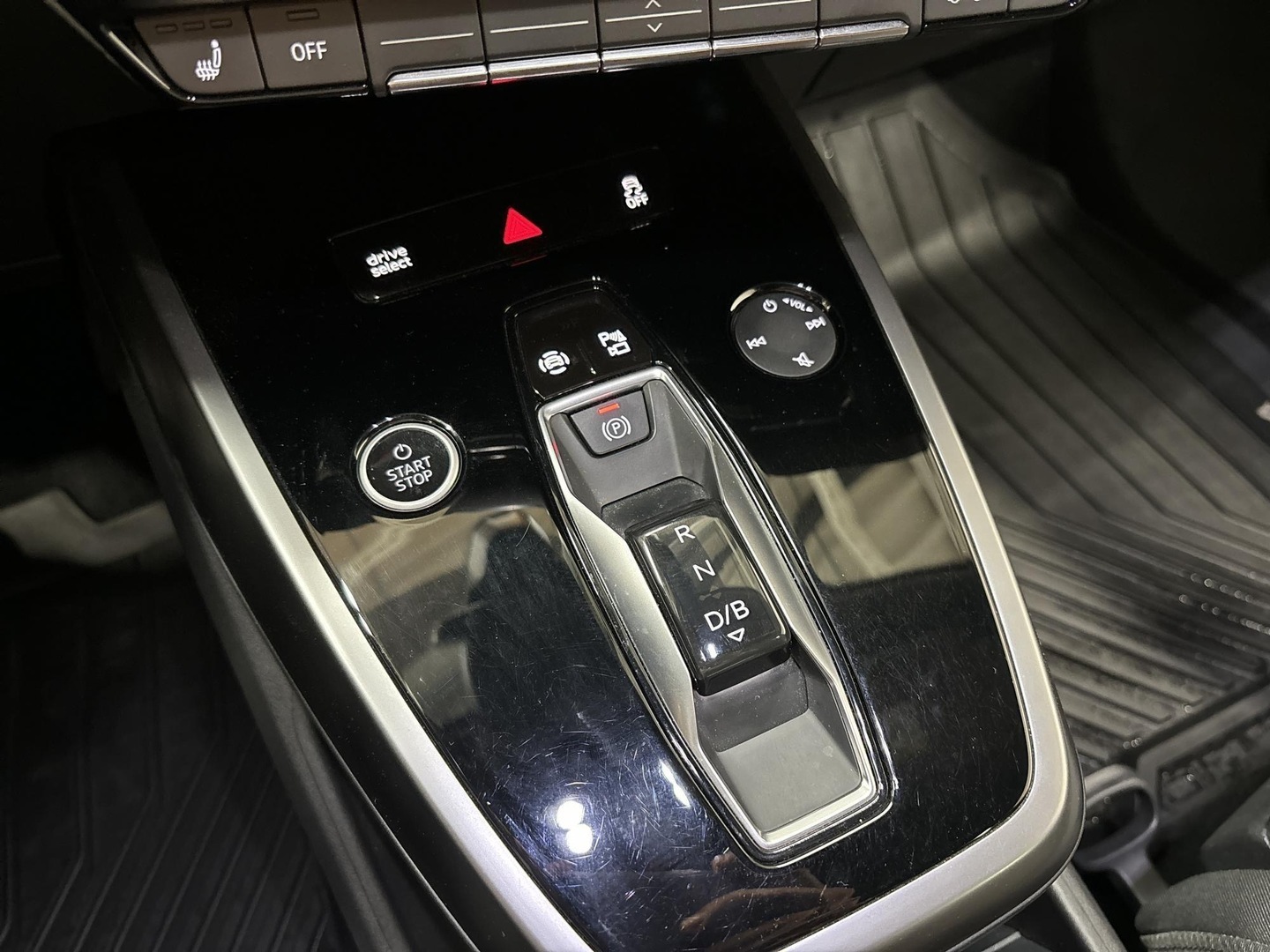 AUDI Q4 e-tron 2021