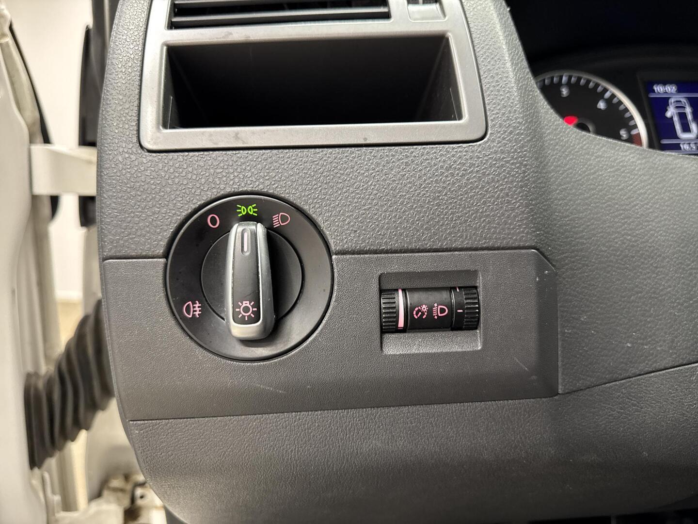 VOLKSWAGEN Caravelle 2012