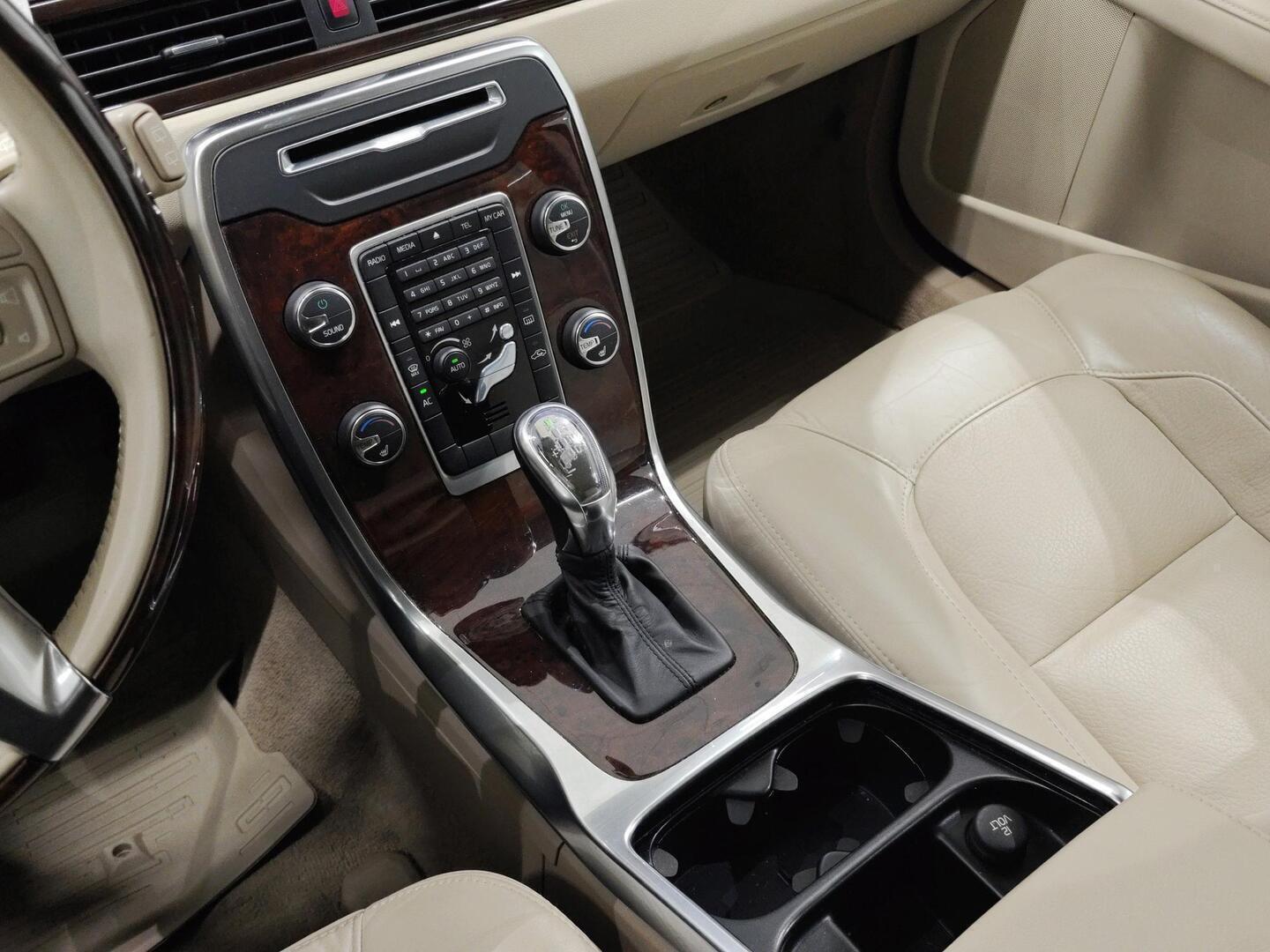 VOLVO V70 2013