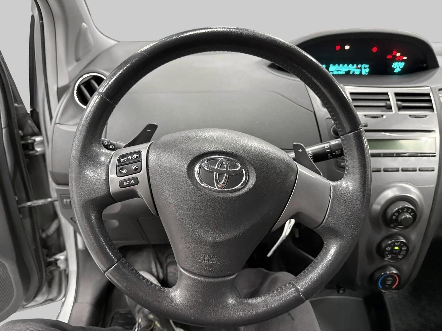 TOYOTA Yaris 2009