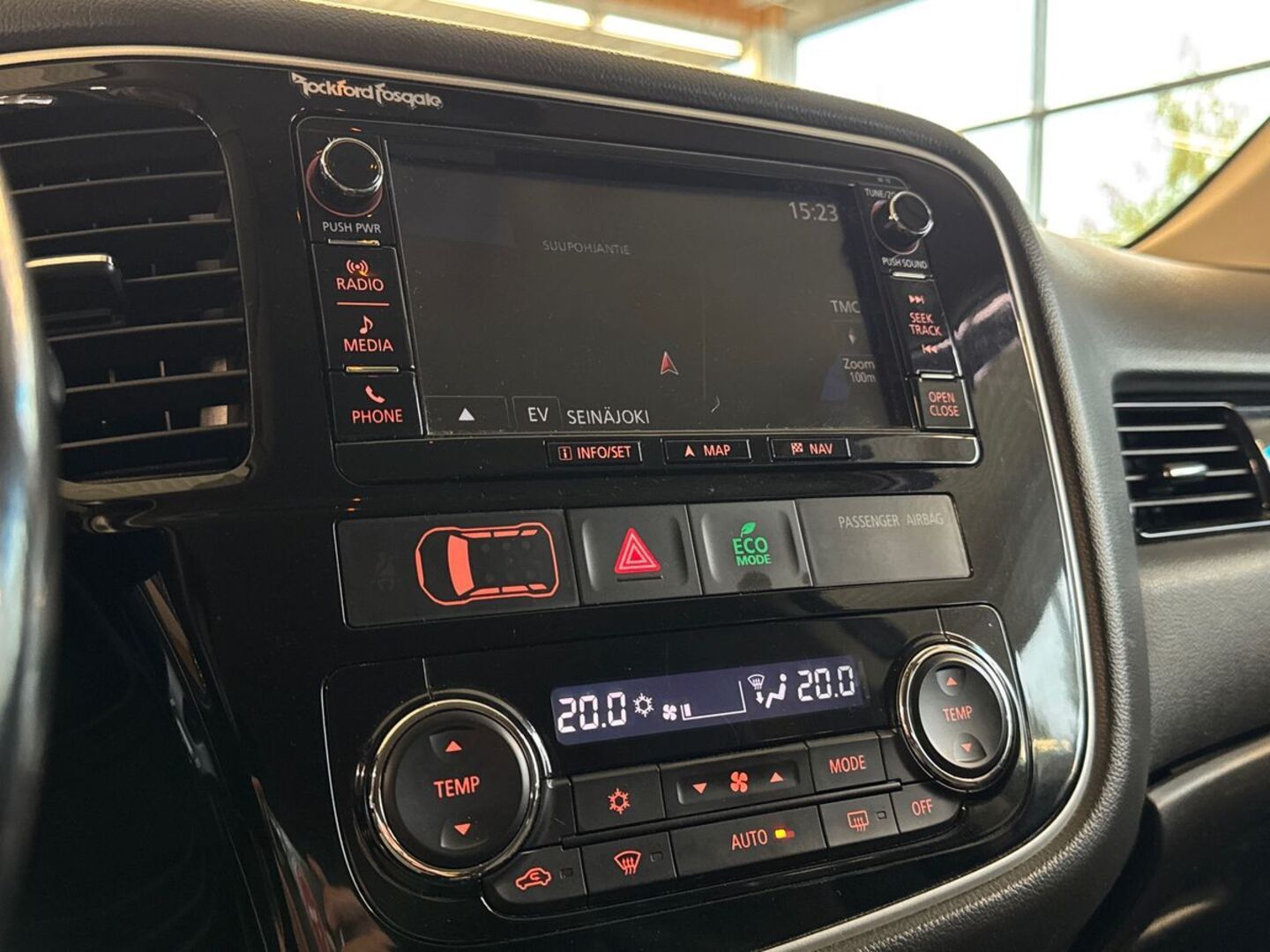 MITSUBISHI Outlander PHEV 2015