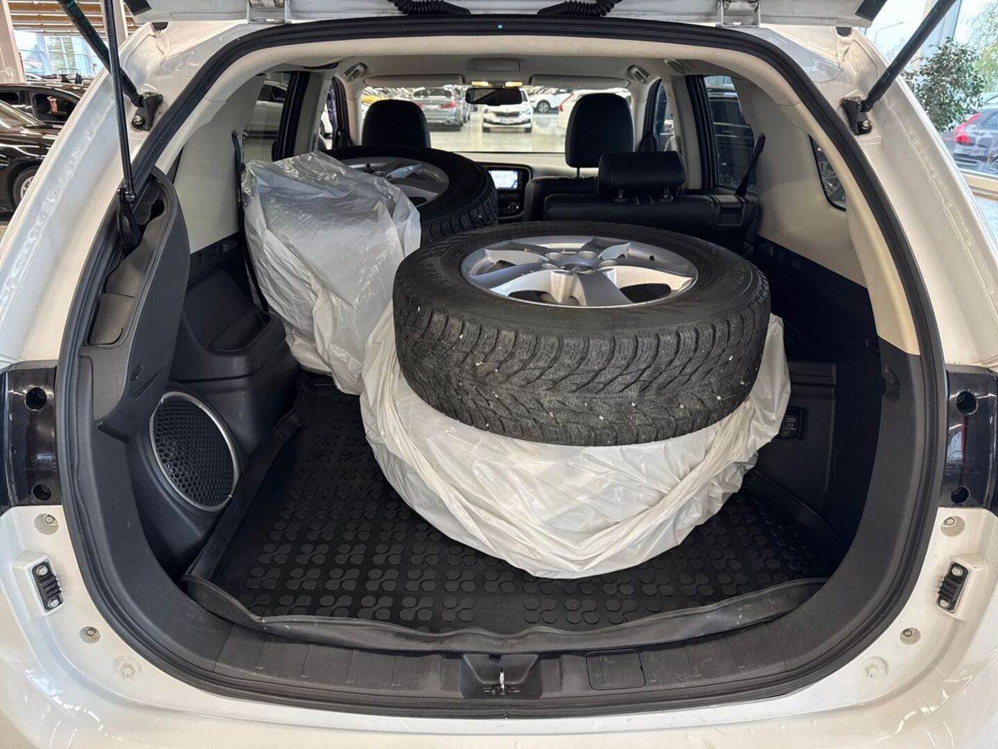 MITSUBISHI Outlander PHEV 2015