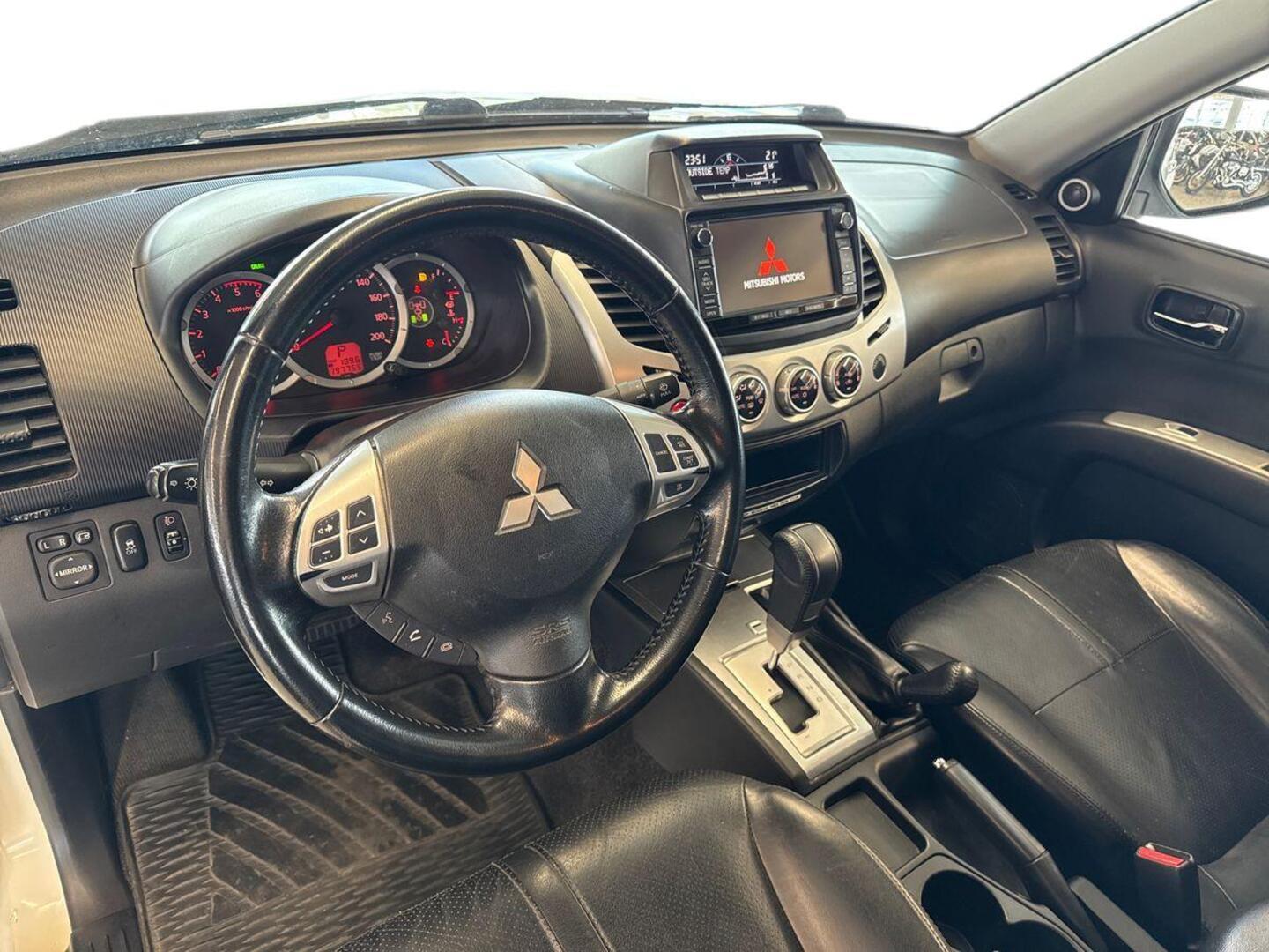 MITSUBISHI L200 2015