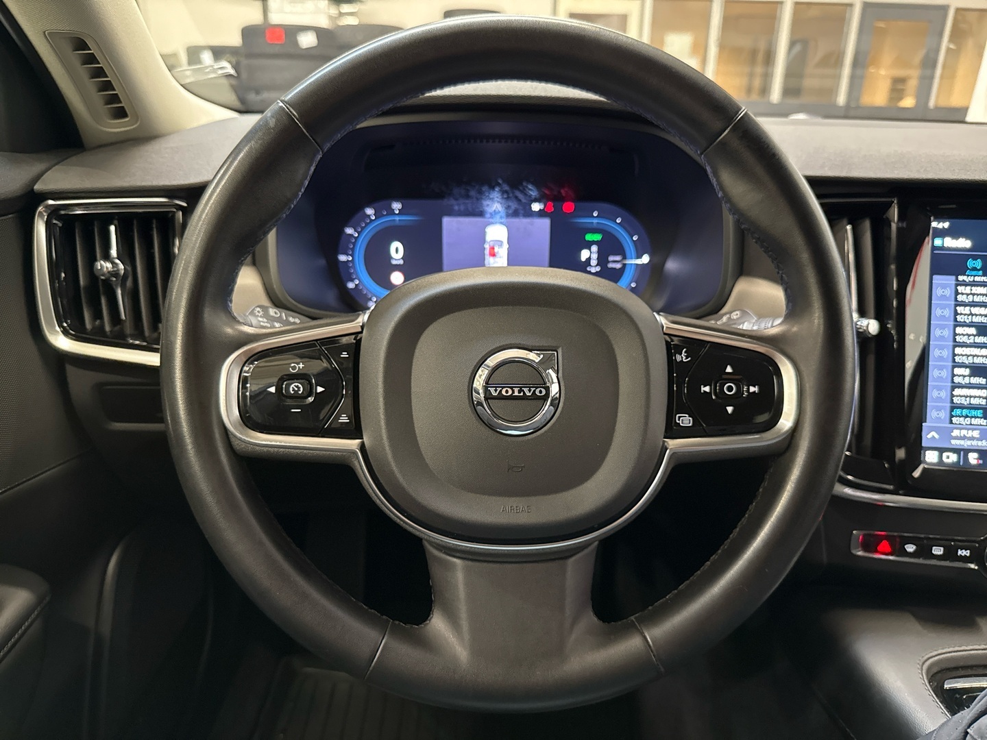 VOLVO V90 2023