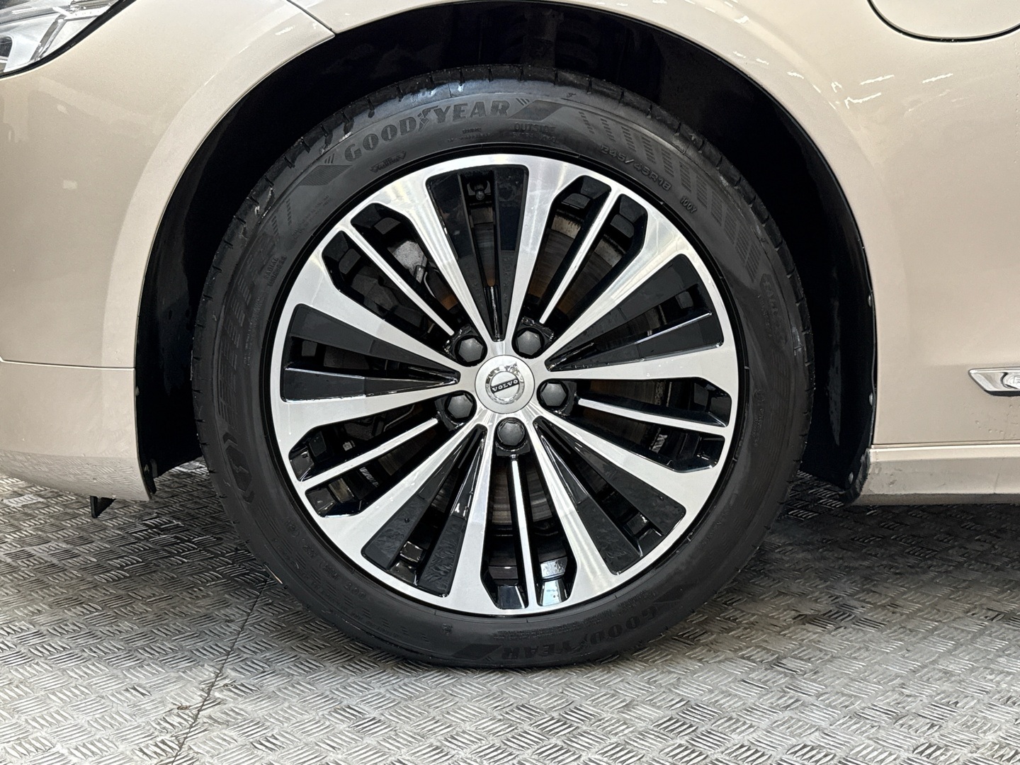VOLVO V90 2023