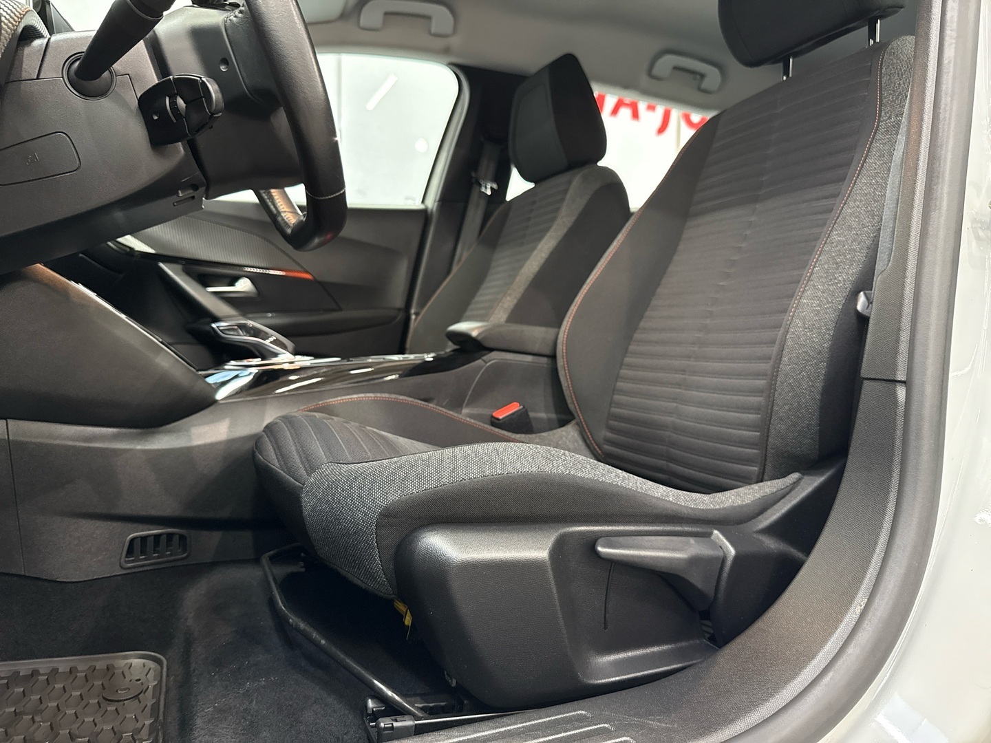 PEUGEOT e-2008 2020