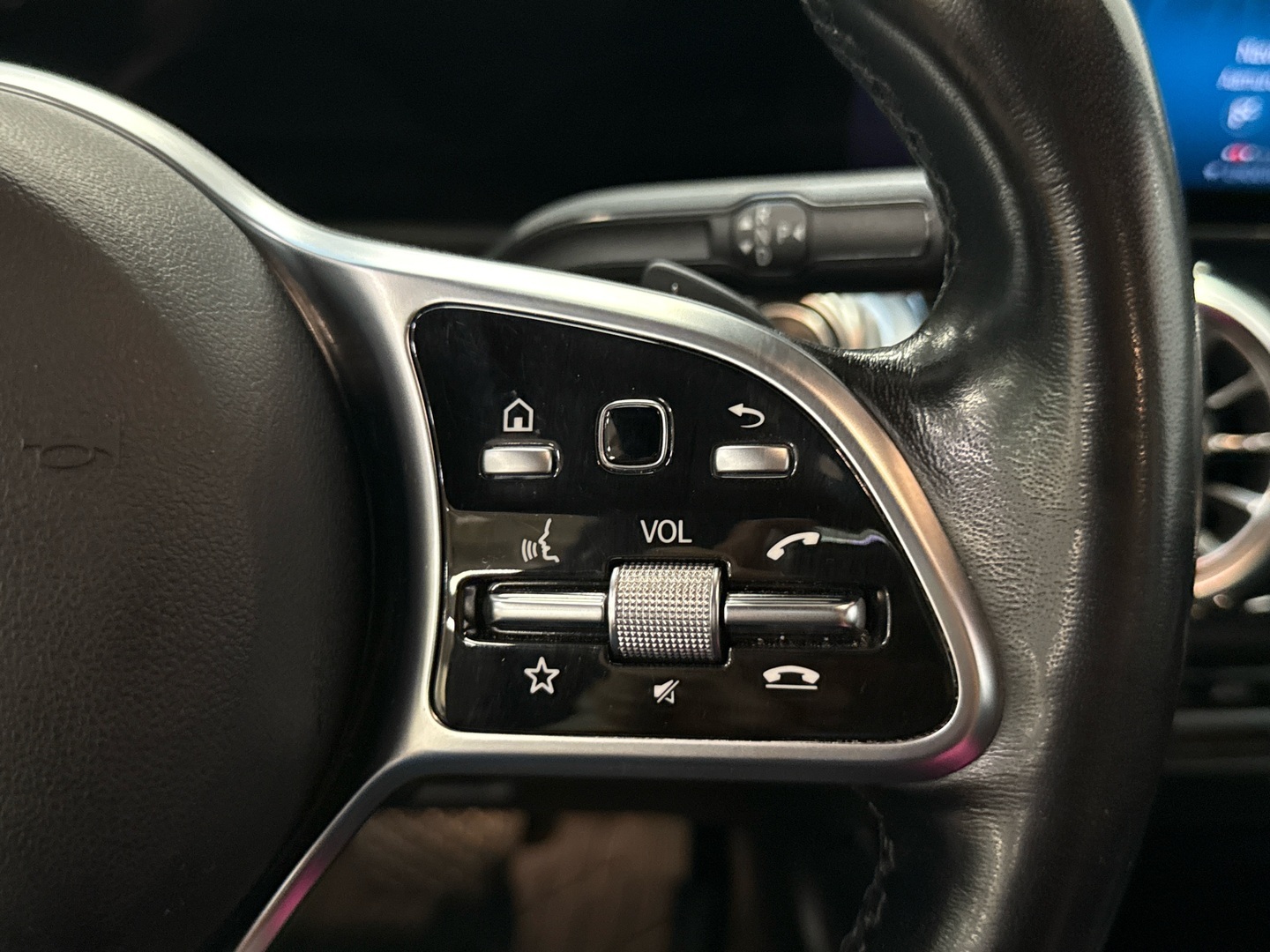 MERCEDES-BENZ EQB 2023