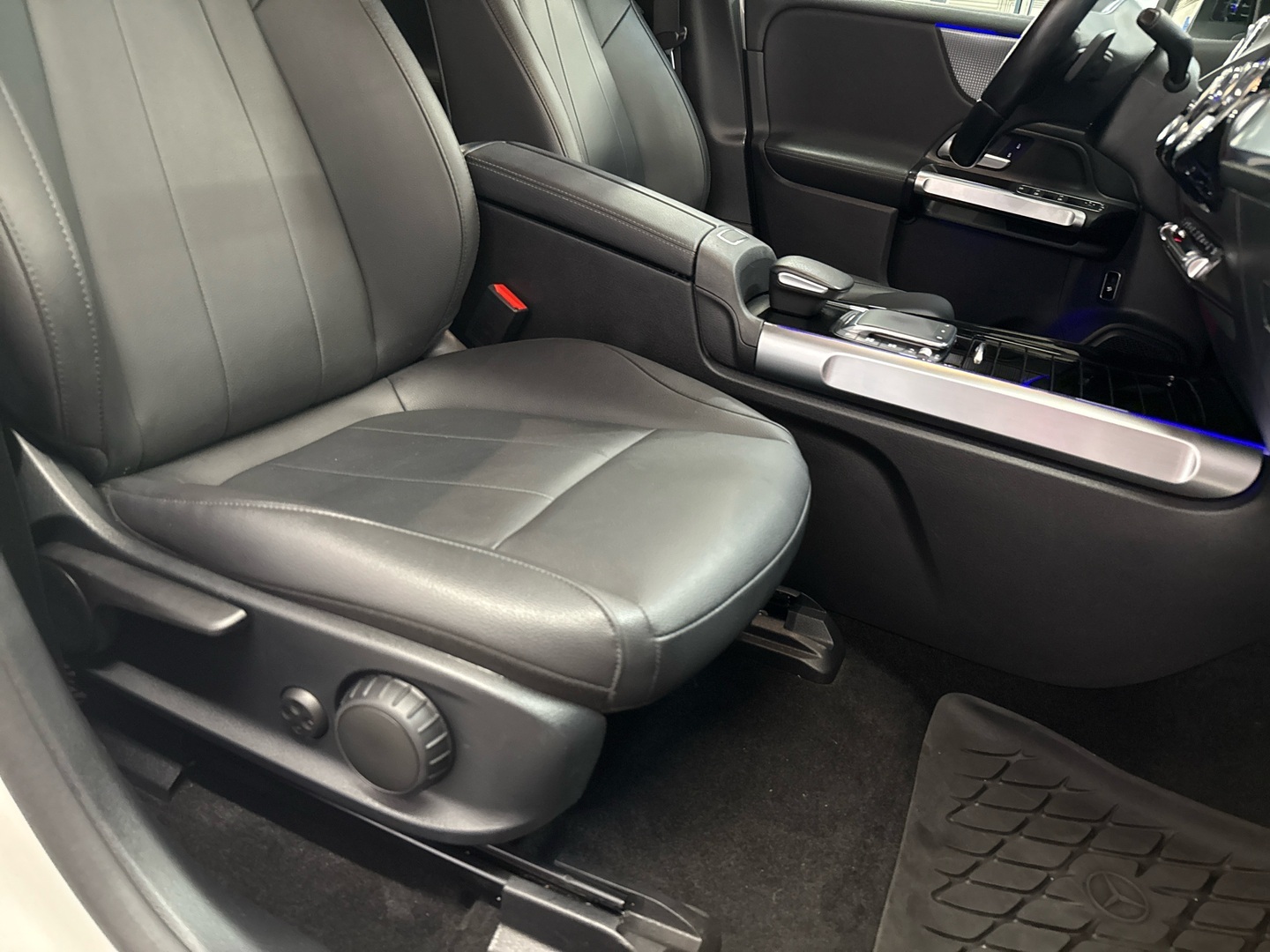 MERCEDES-BENZ EQB 2023