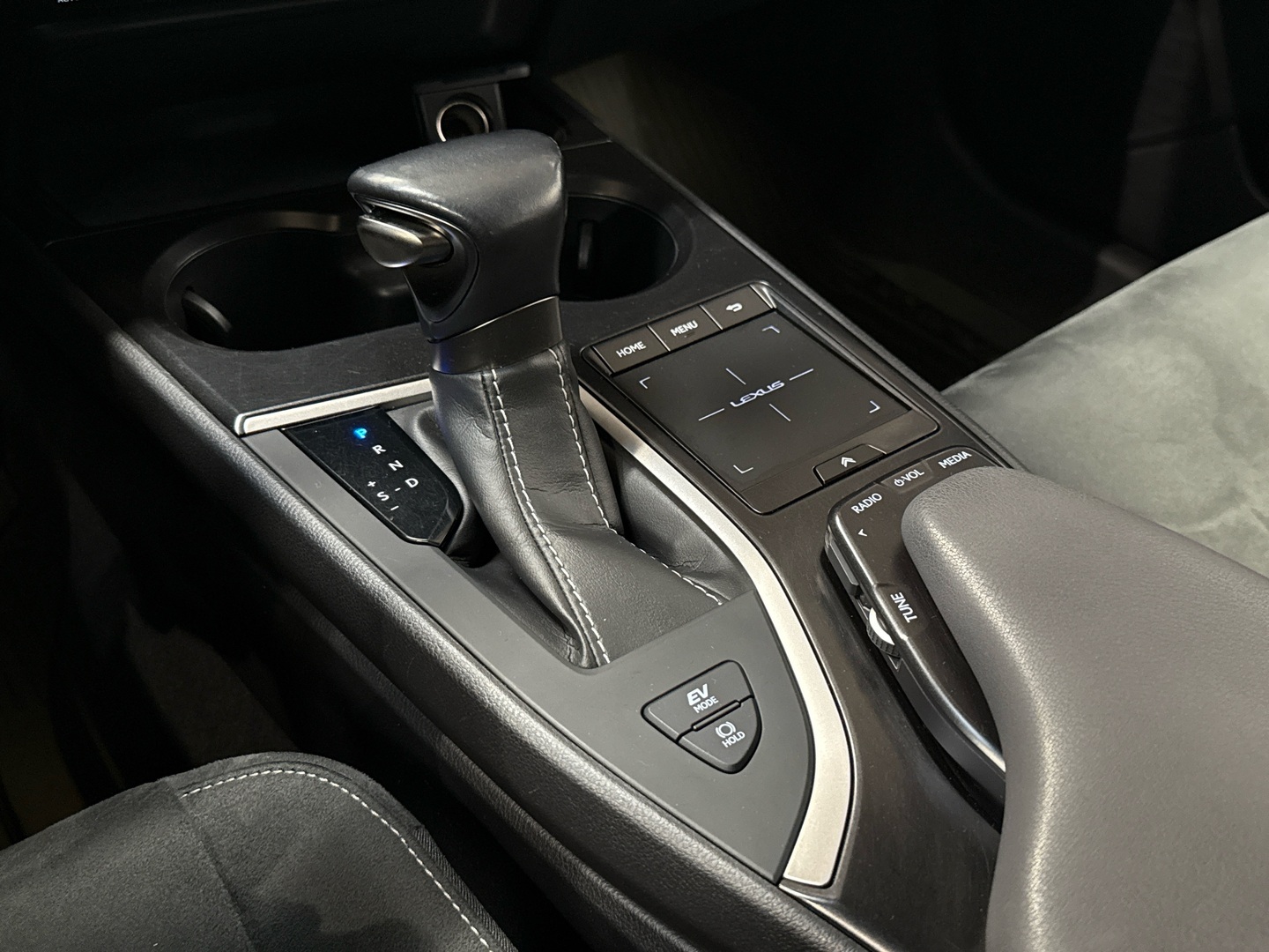 LEXUS UX 2020