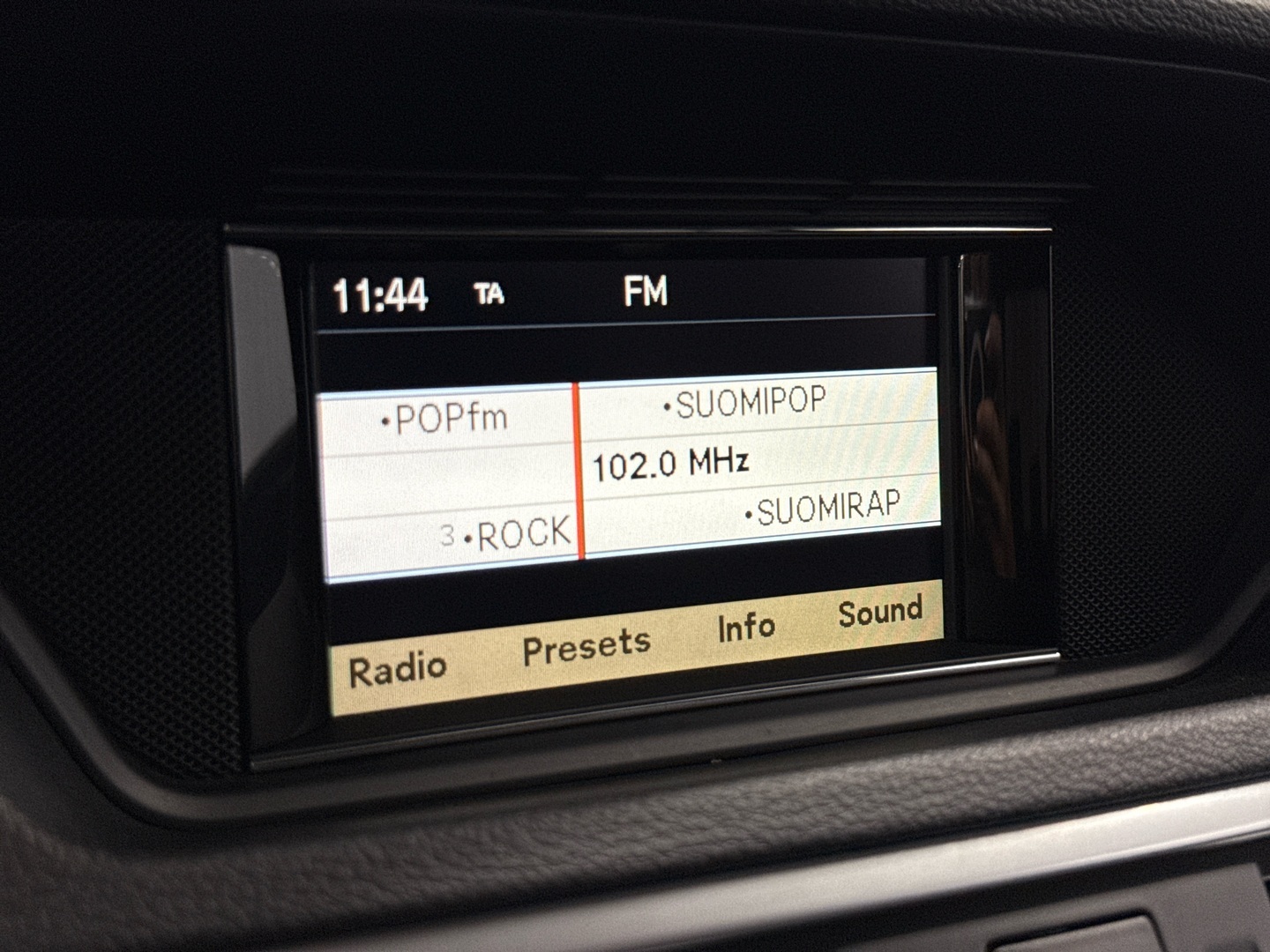 MERCEDES-BENZ E 2011