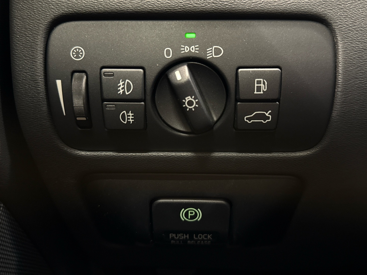 VOLVO V70 2011