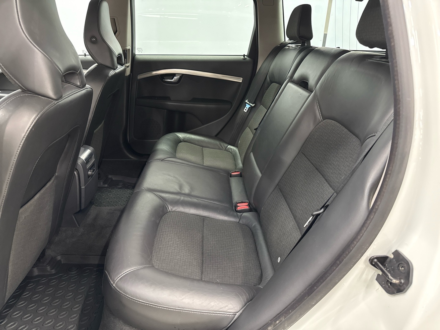 VOLVO V70 2011