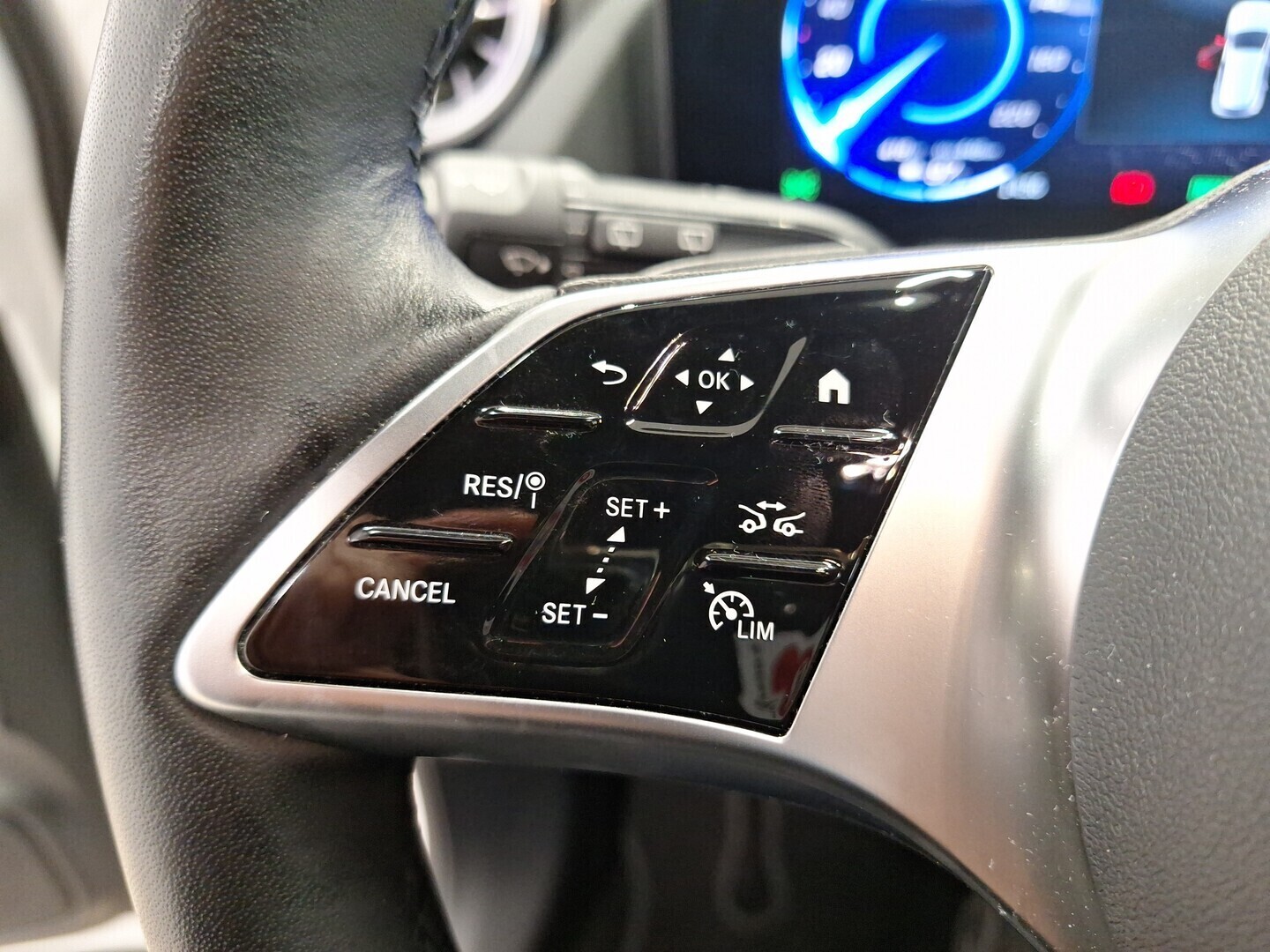 MERCEDES-BENZ EQA 2024