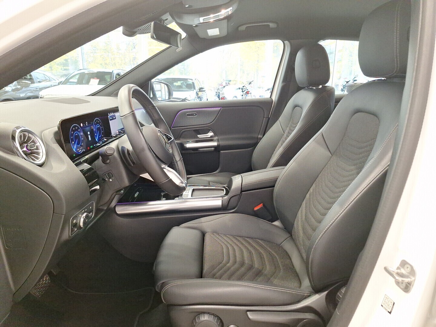 MERCEDES-BENZ EQA 2024