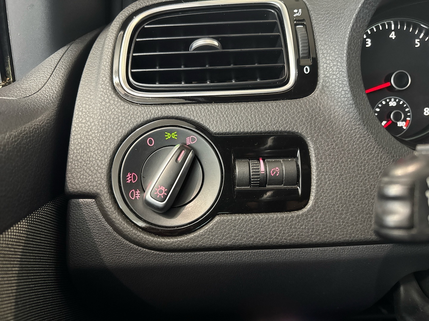 VOLKSWAGEN Polo 2012