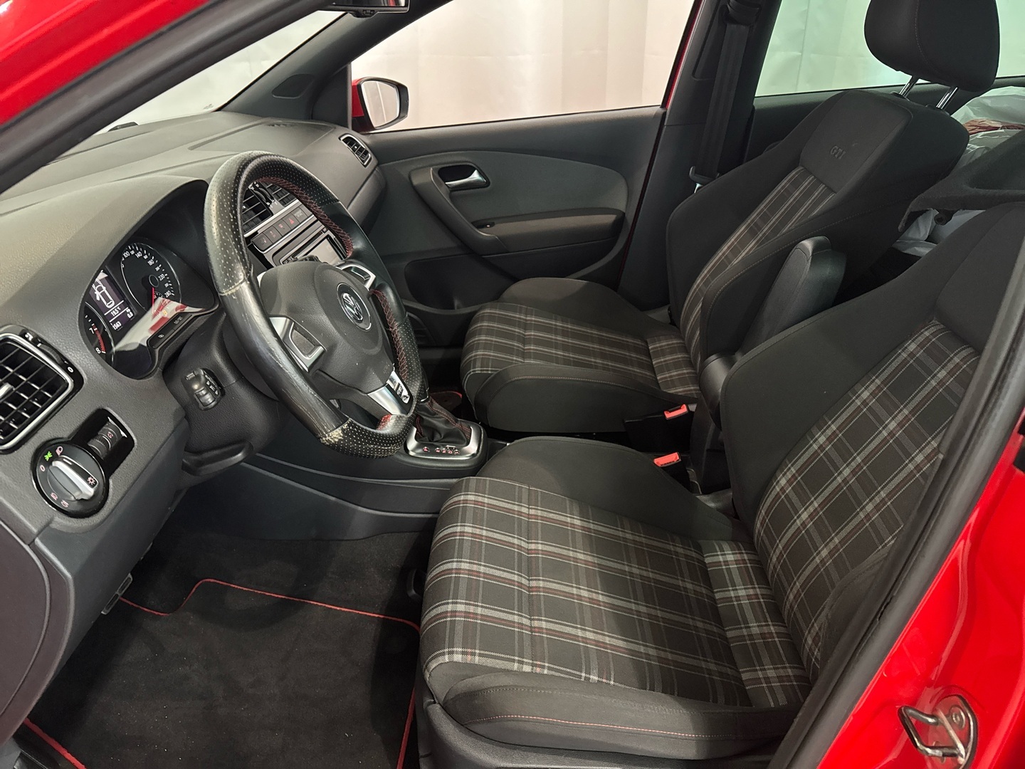 VOLKSWAGEN Polo 2012