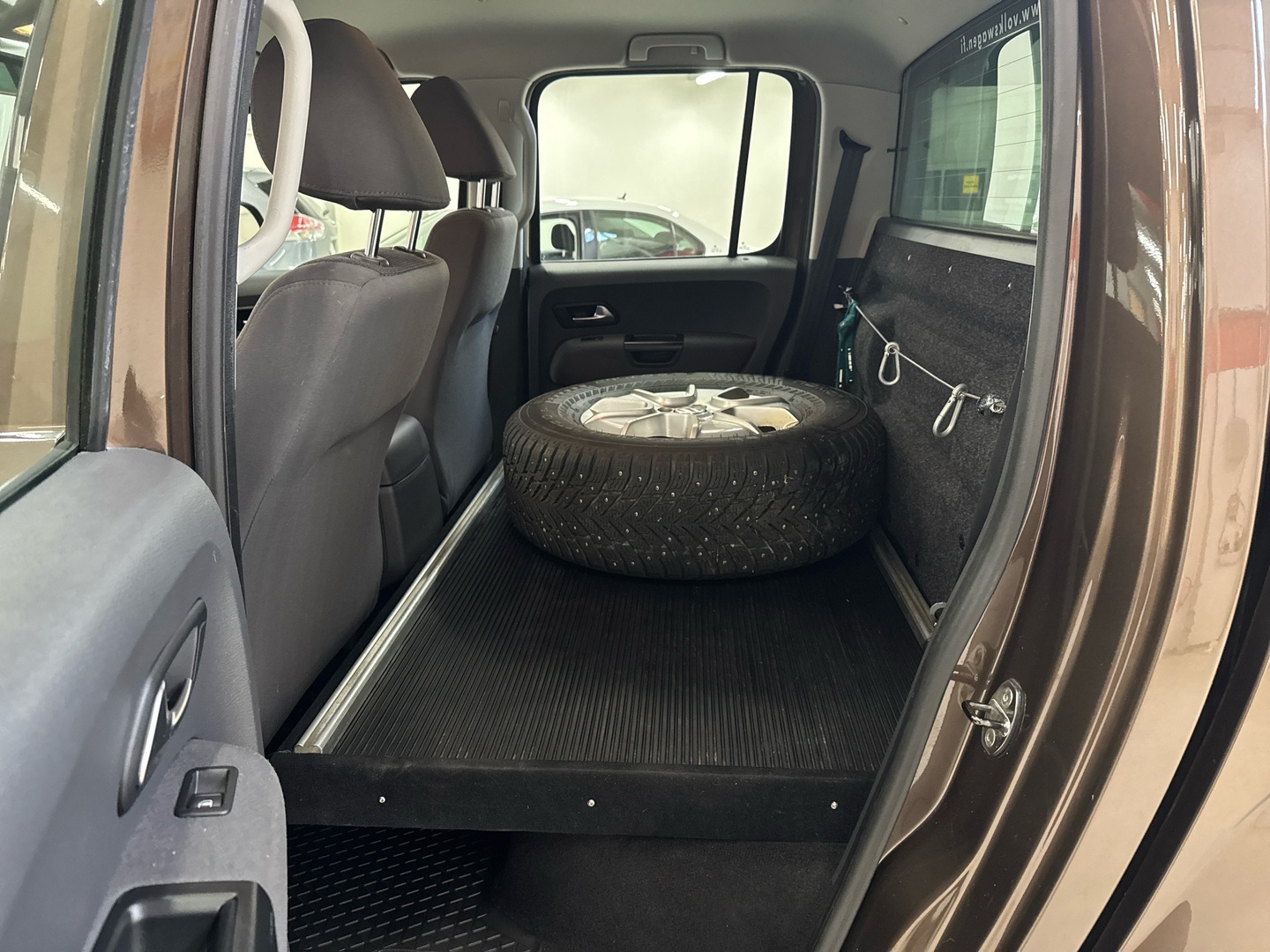 VOLKSWAGEN Amarok 2012