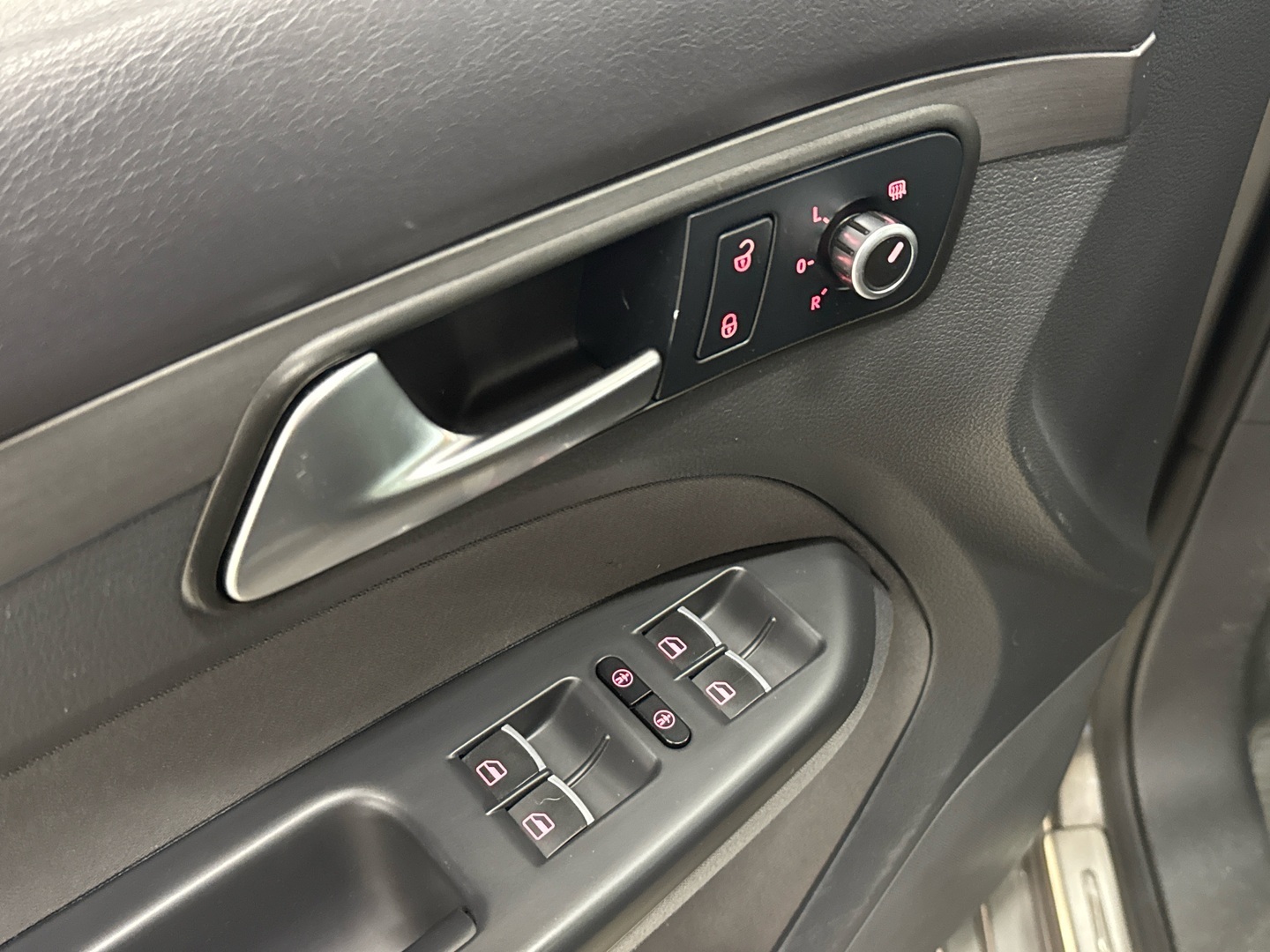 VOLKSWAGEN Touran 2011