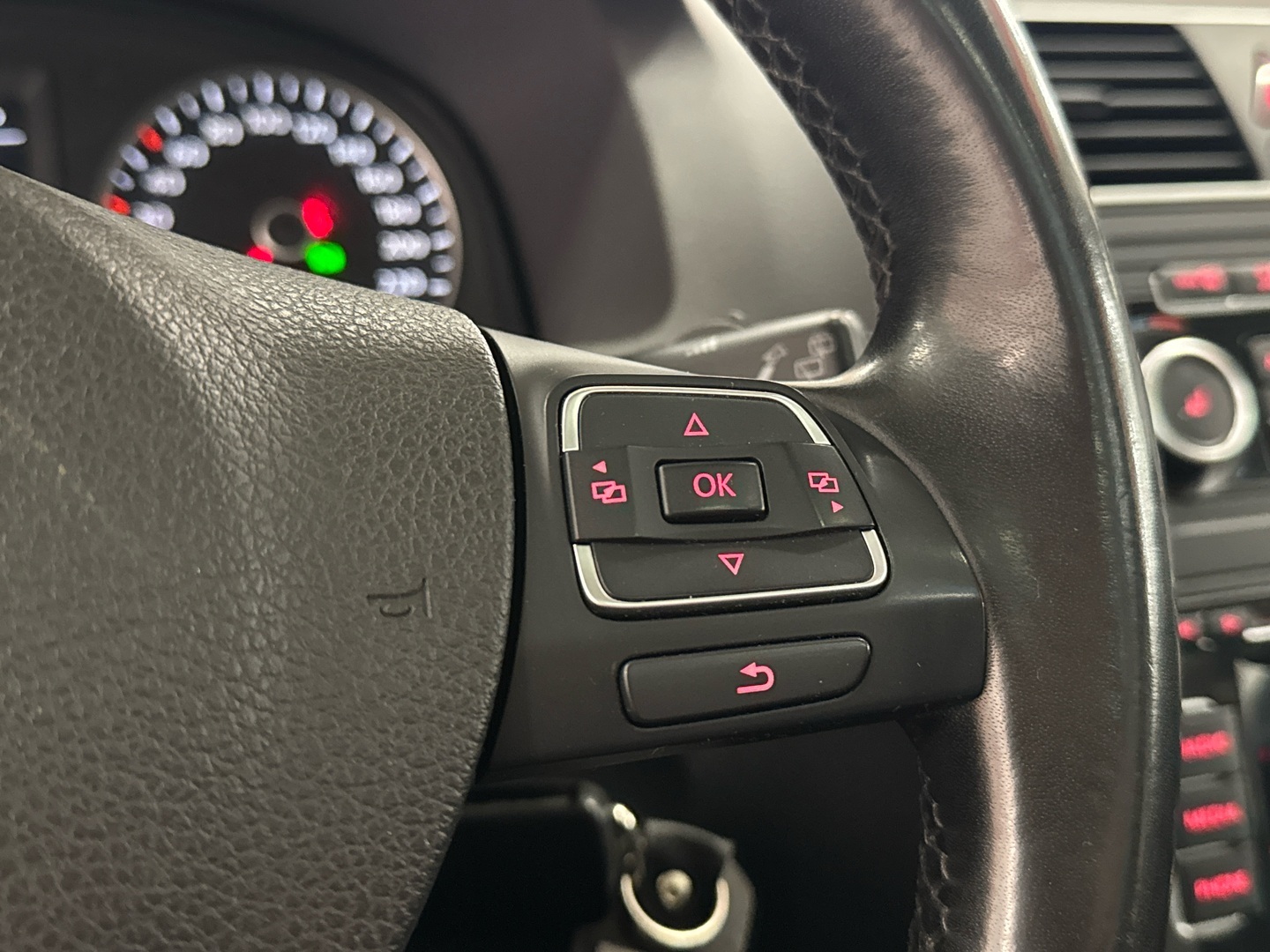 VOLKSWAGEN Touran 2011