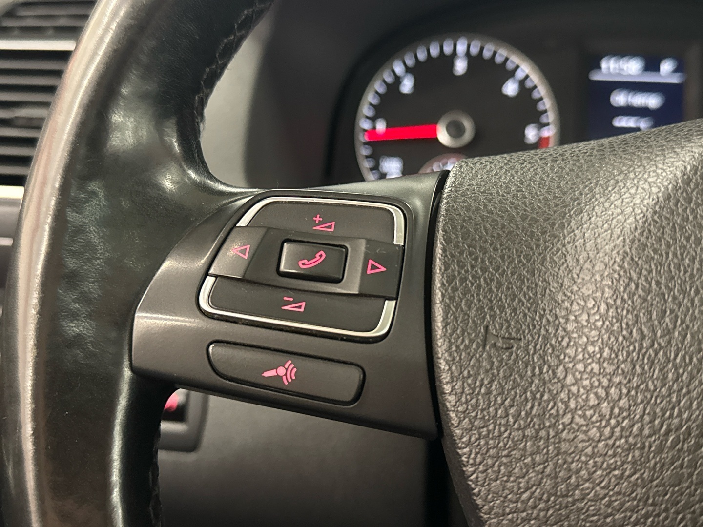 VOLKSWAGEN Touran 2011