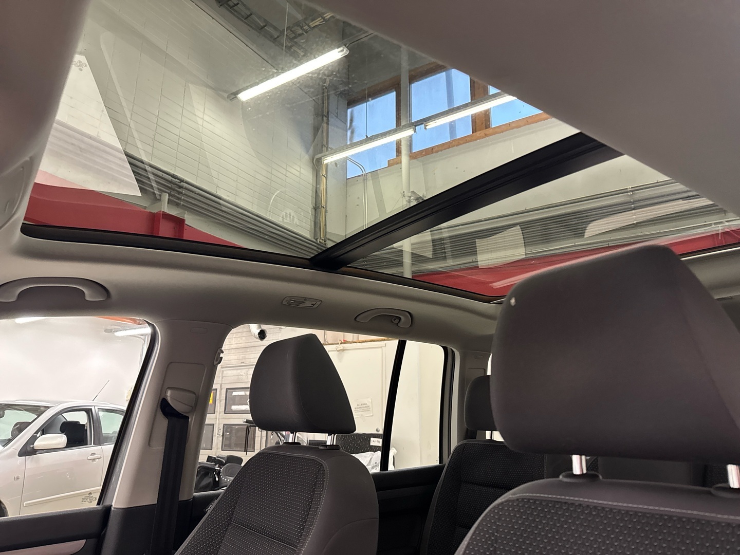 VOLKSWAGEN Touran 2011