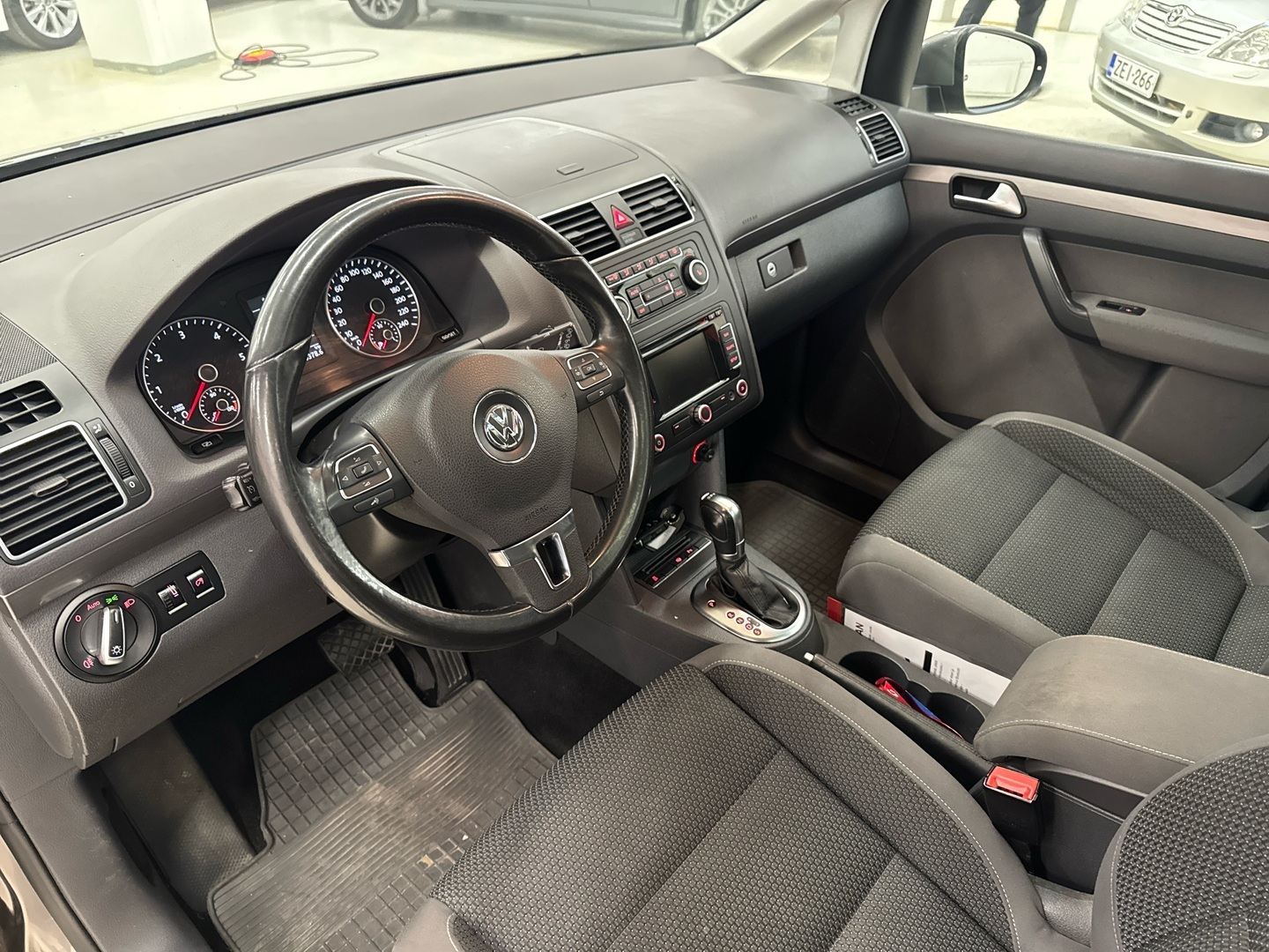VOLKSWAGEN Touran 2011