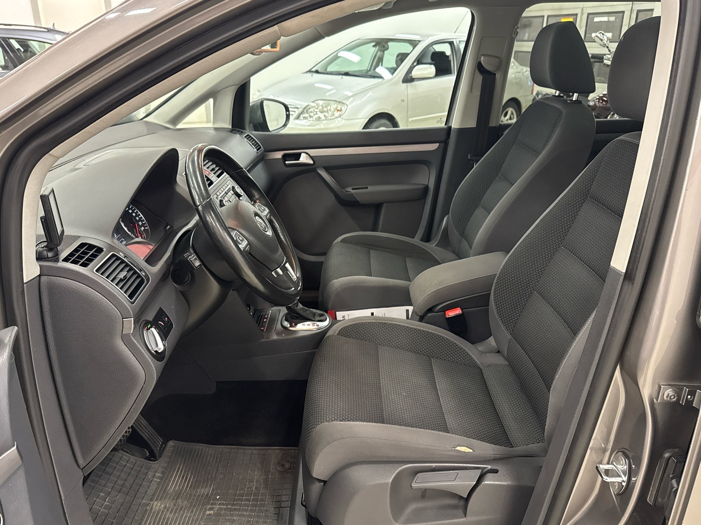 VOLKSWAGEN Touran 2011