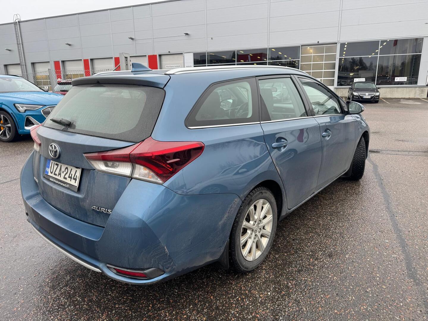 TOYOTA Auris 2015