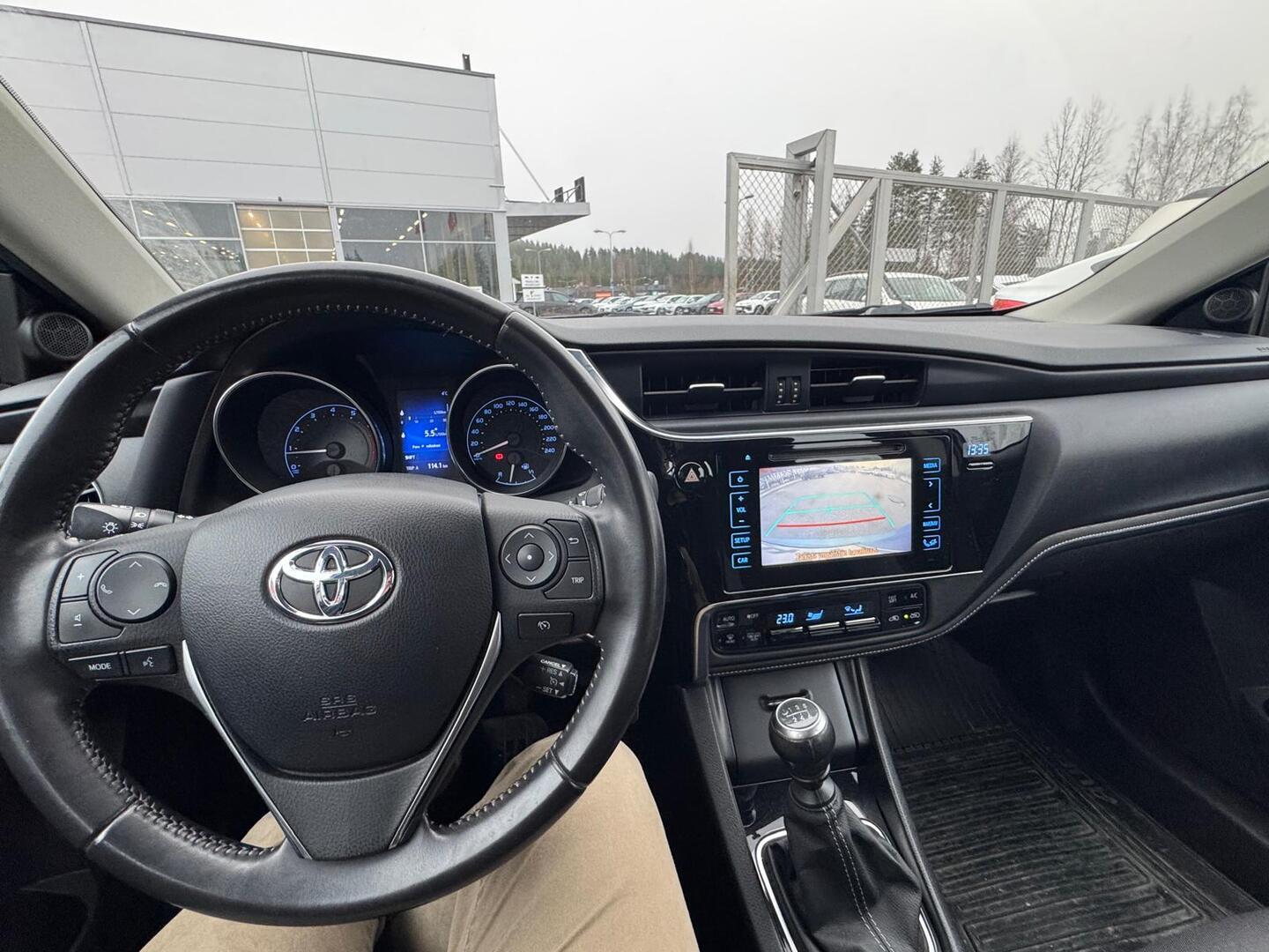 TOYOTA Auris 2015