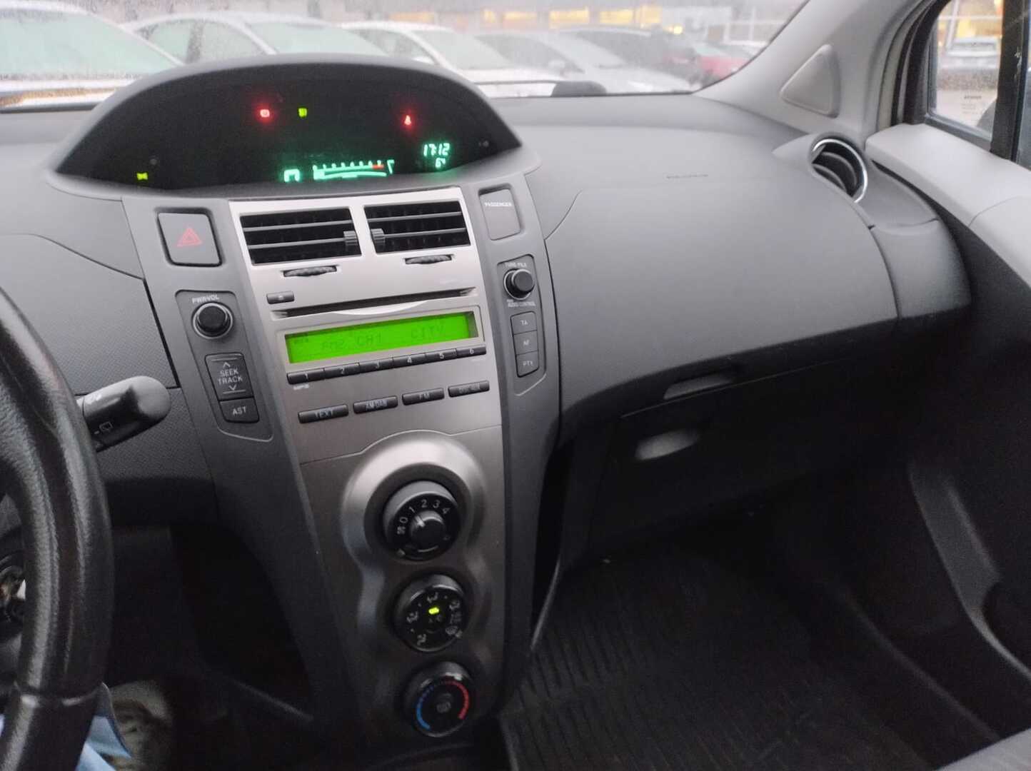 TOYOTA Yaris 2010