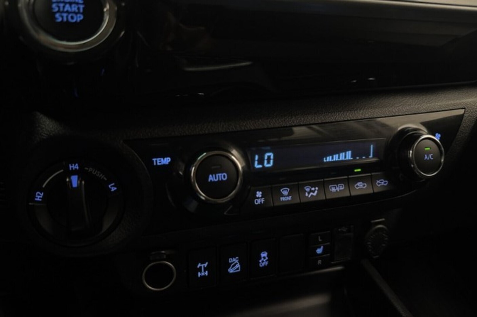 TOYOTA Hilux 2016
