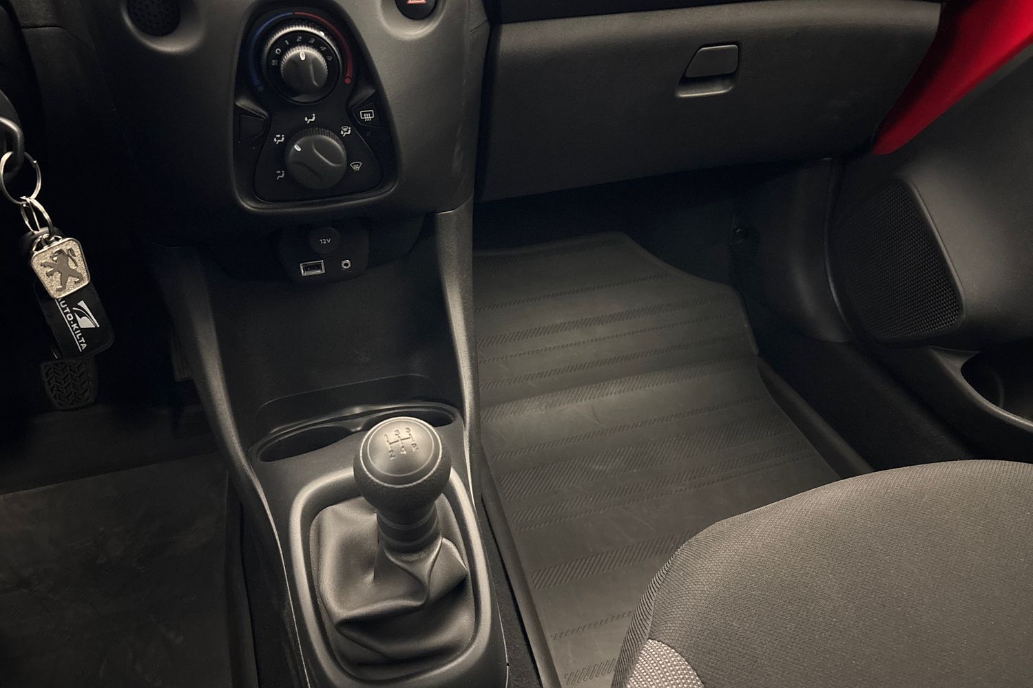 PEUGEOT 108 2017