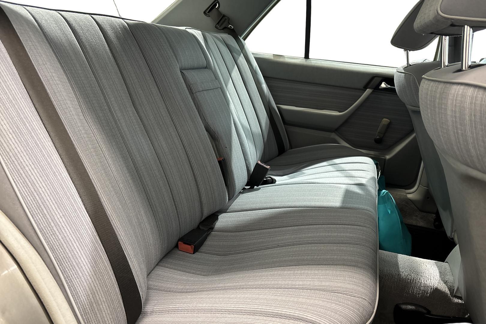 Mercedes-Benz E 1989