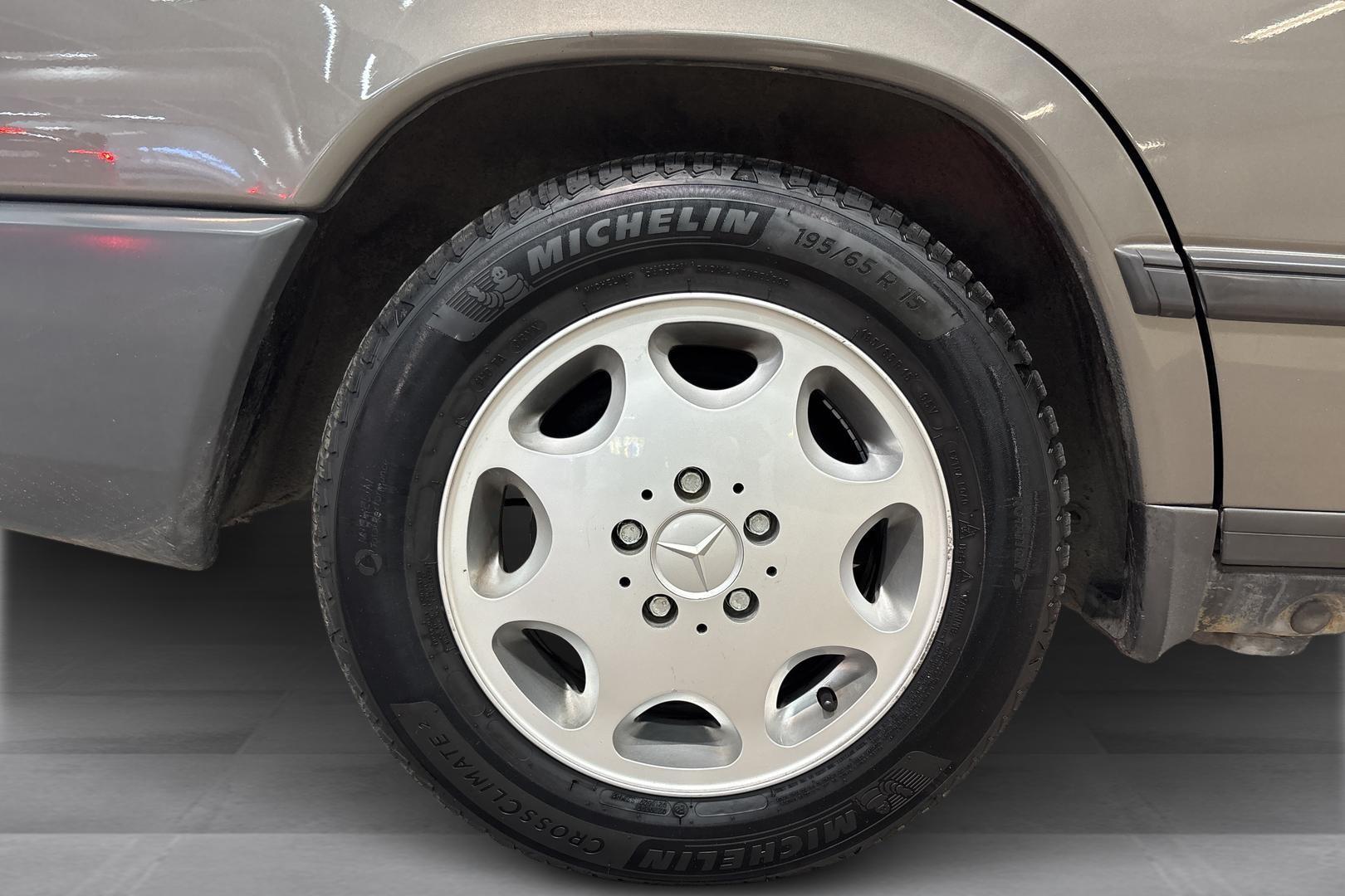 Mercedes-Benz E 1989