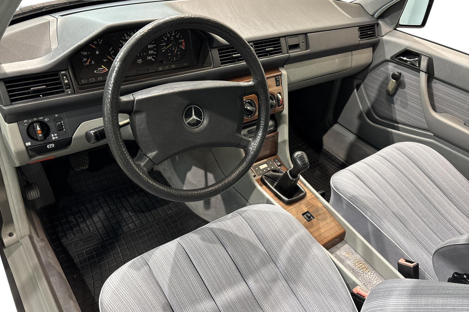 Mercedes-Benz E 1989