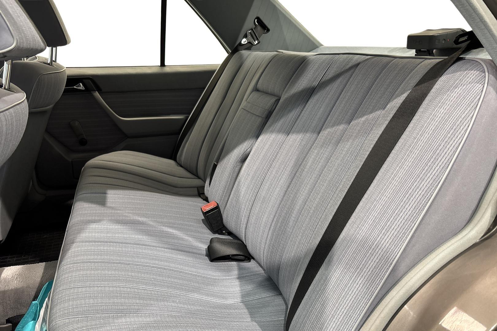 Mercedes-Benz E 1989