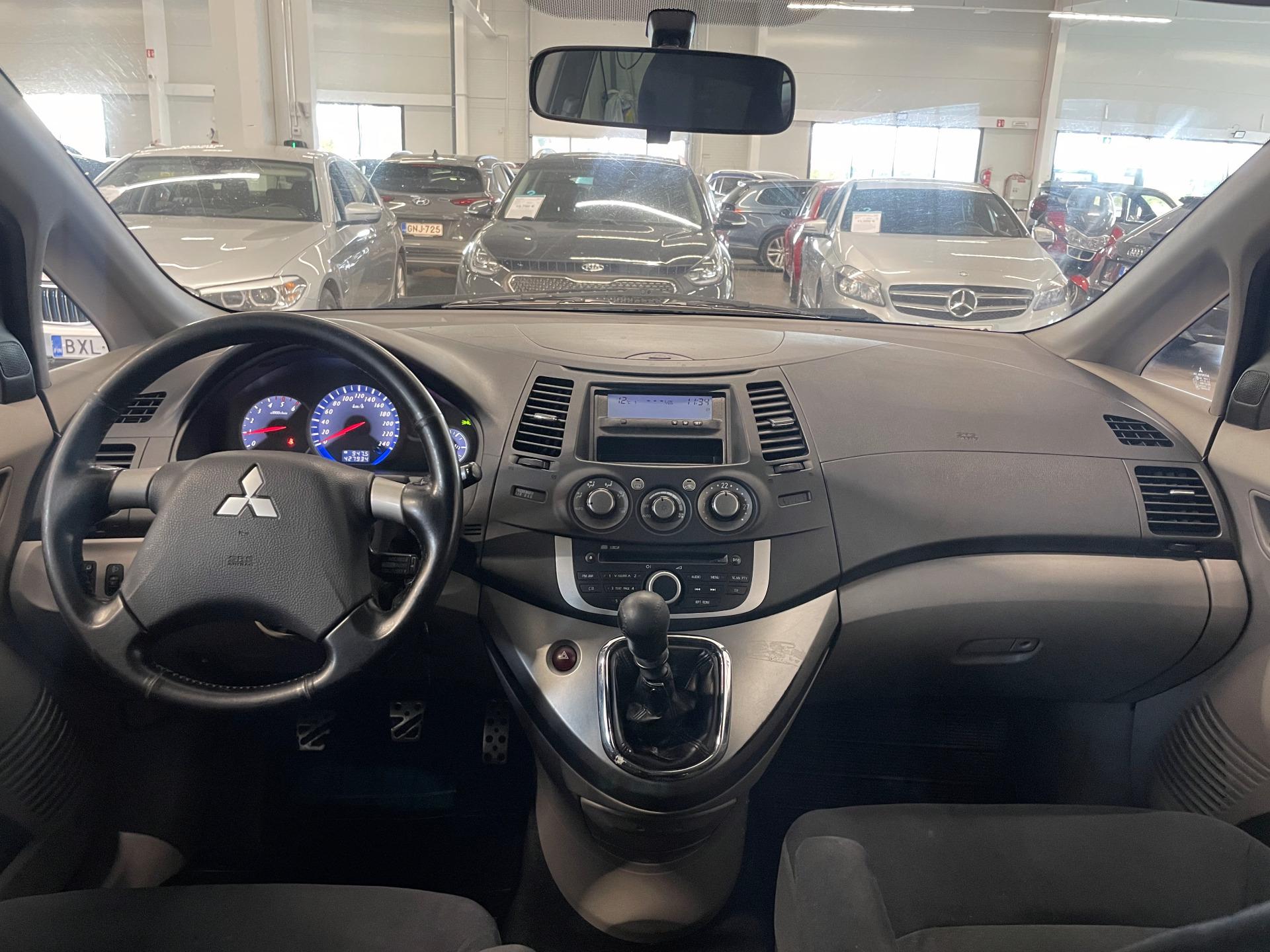 MITSUBISHI Grandis 2009
