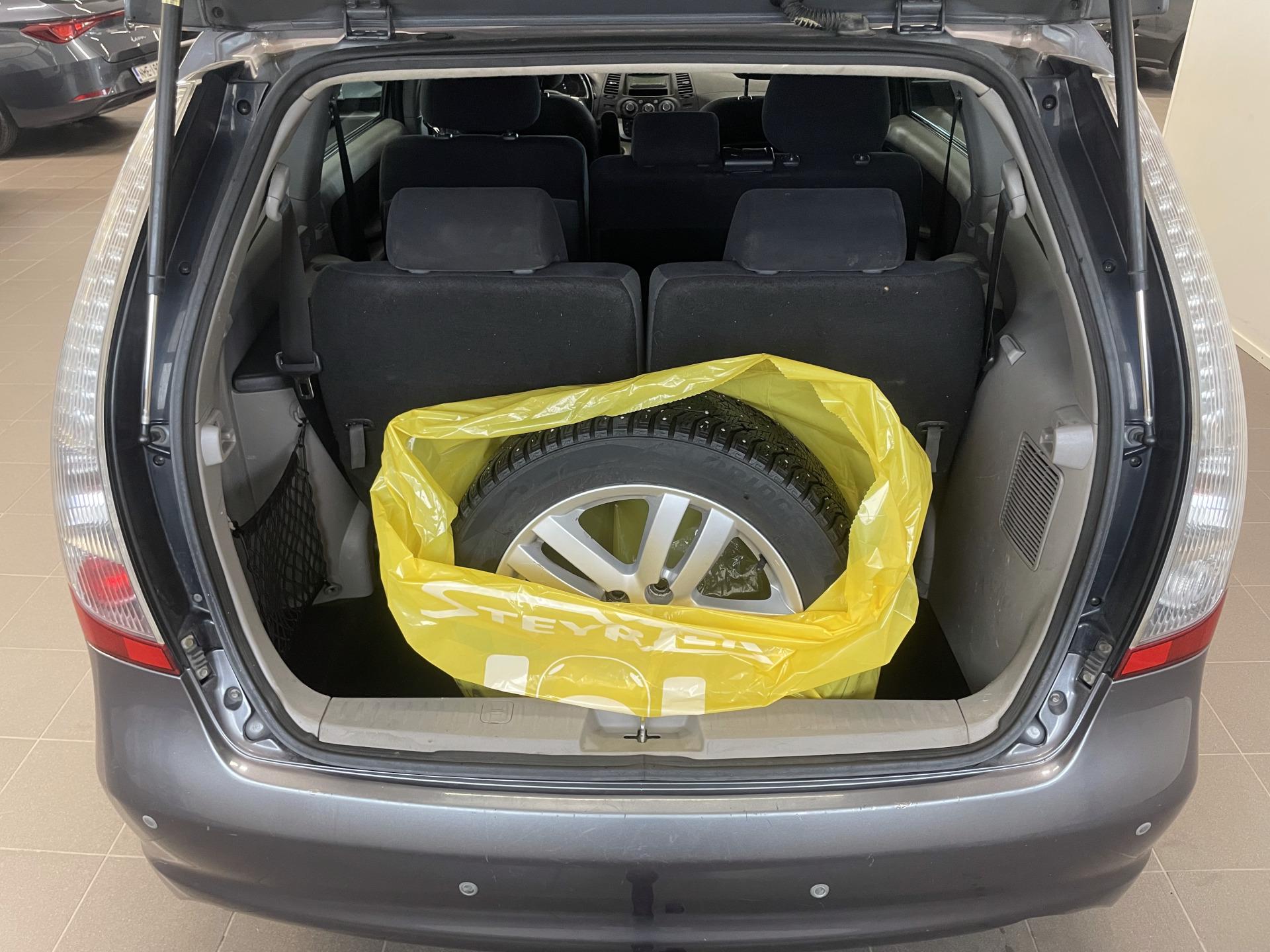 MITSUBISHI Grandis 2009
