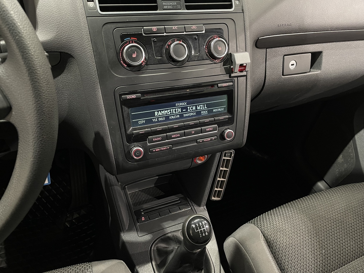 VOLKSWAGEN Touran 2012