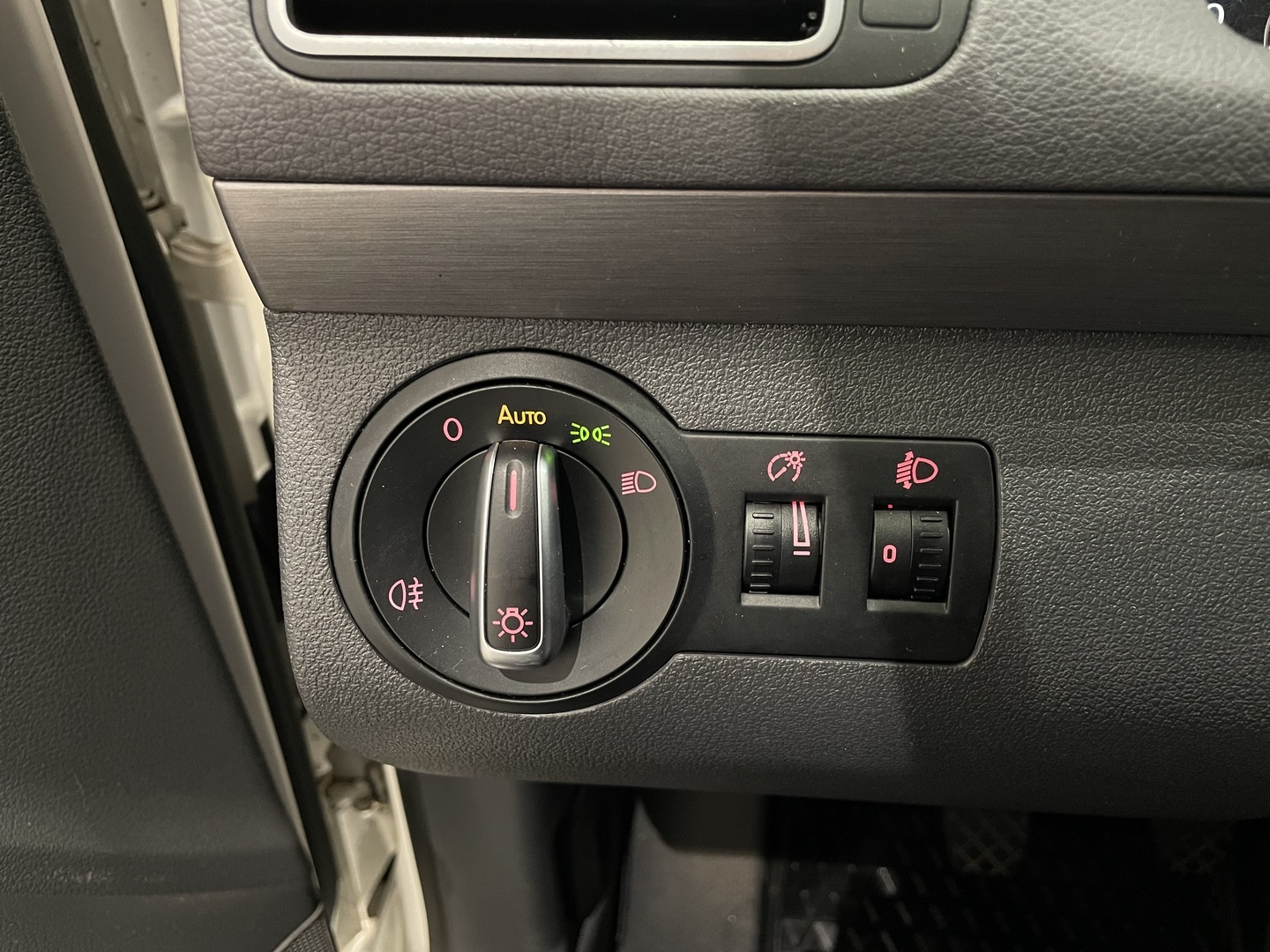 VOLKSWAGEN Touran 2012